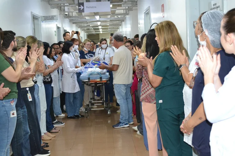 Pela primeira vez em casa: menino de quatro anos recebe alta após anos de internação