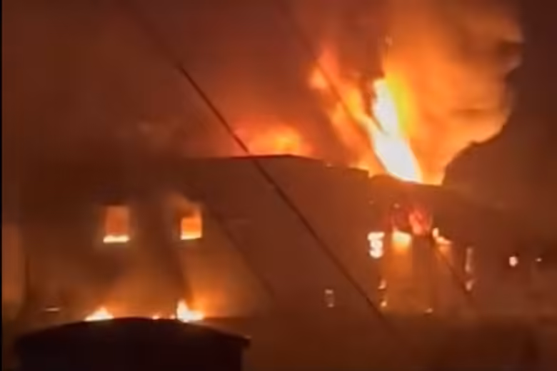 Incêndio de grandes proporções atinge fábrica de velas em Mauá, em São Paulo