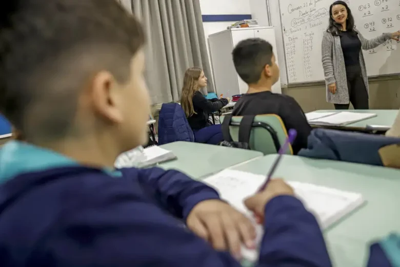 Senado aprova MP que reajusta piso salarial dos professores para R$ 5.130,63 em 2026