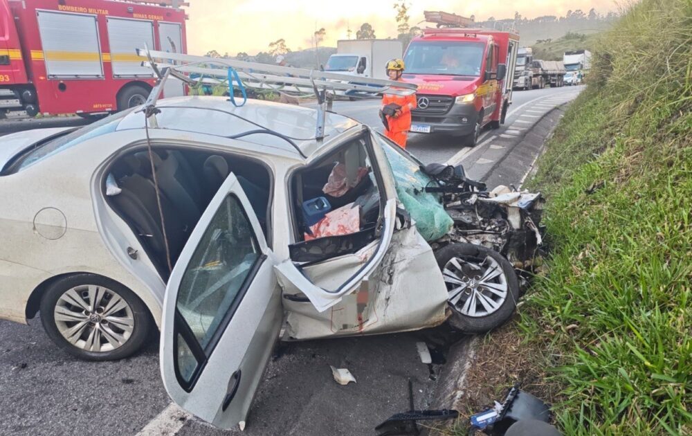 Grave acidente entre carro e carreta deixa dois feridos na BR-265