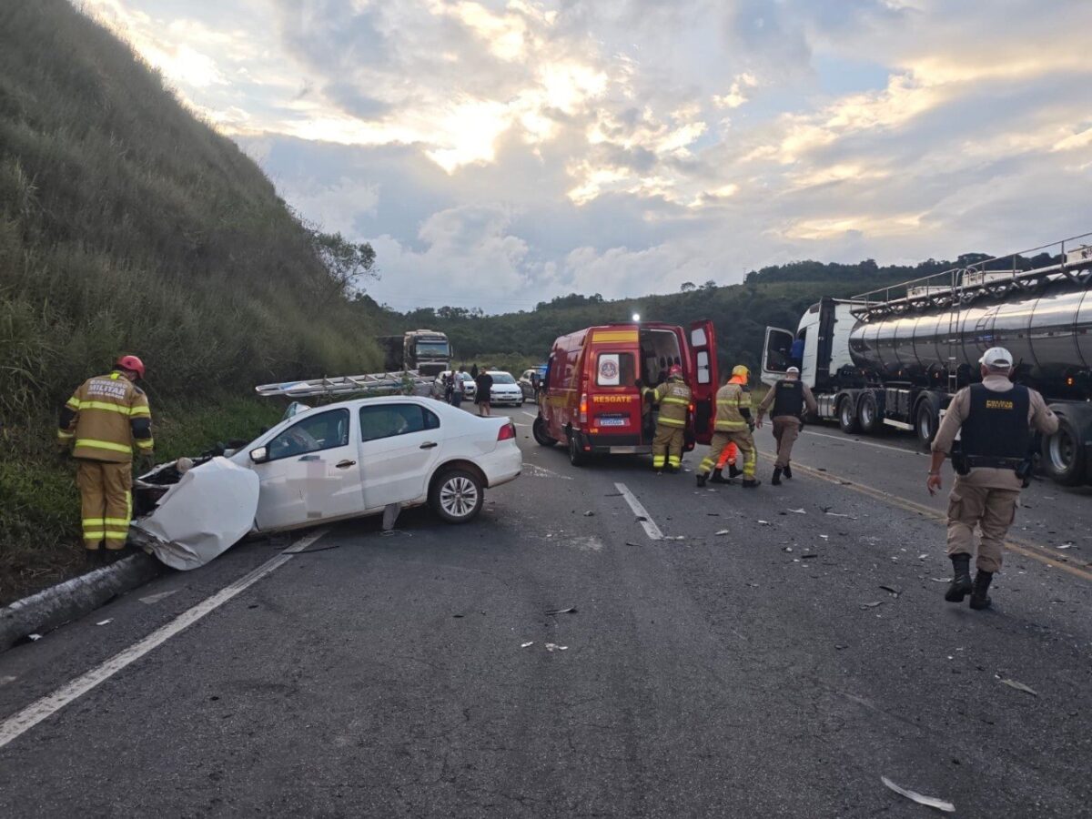 Grave acidente entre carro e carreta deixa dois feridos na BR-265