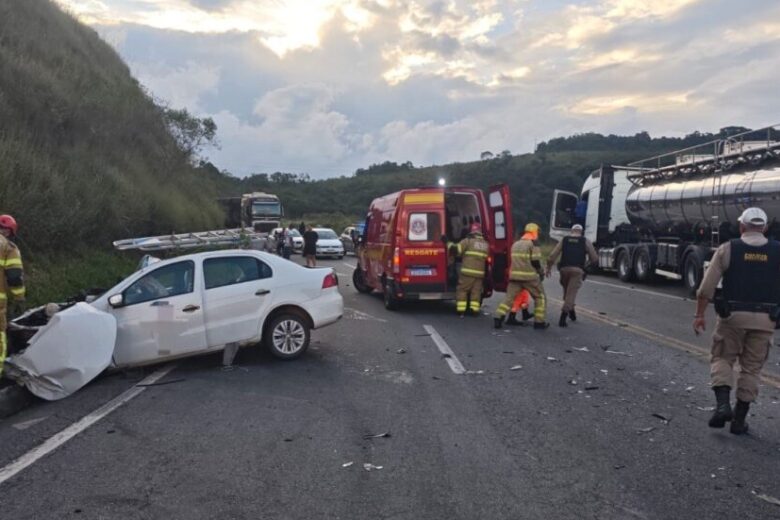 Grave acidente entre carro e carreta deixa dois feridos na BR-265 Grave acidente entre carro e carreta deixa dois feridos na BR-265