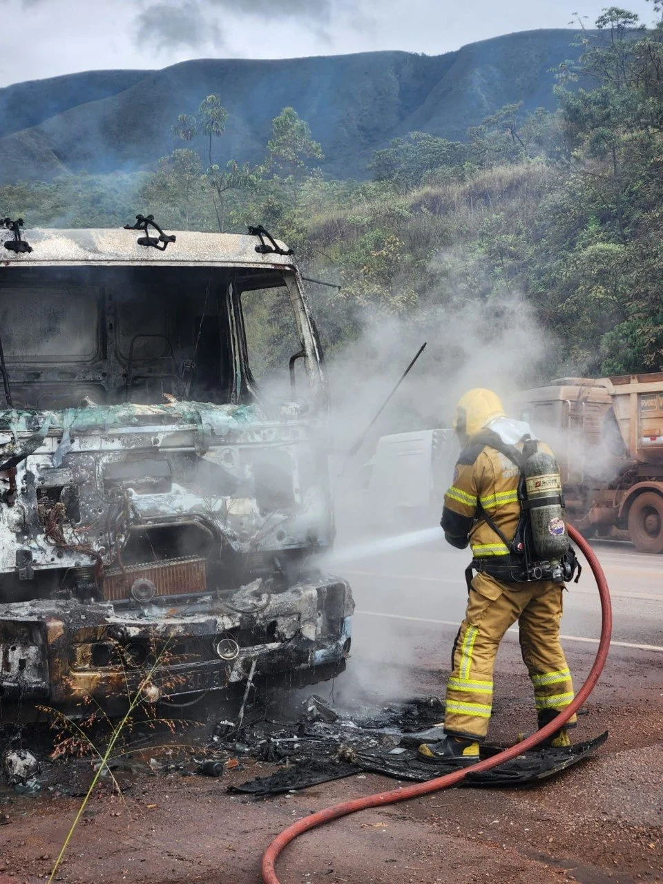 Incêndio destrói cabine de caminhão na BR-040