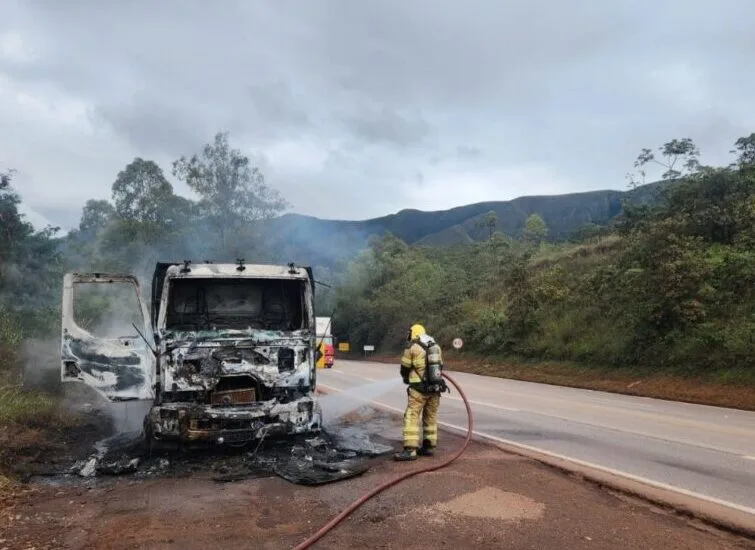 Incêndio destrói cabine de caminhão na BR-040