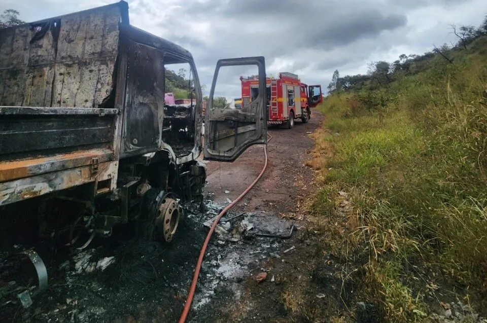 Incêndio destrói cabine de caminhão na BR-040