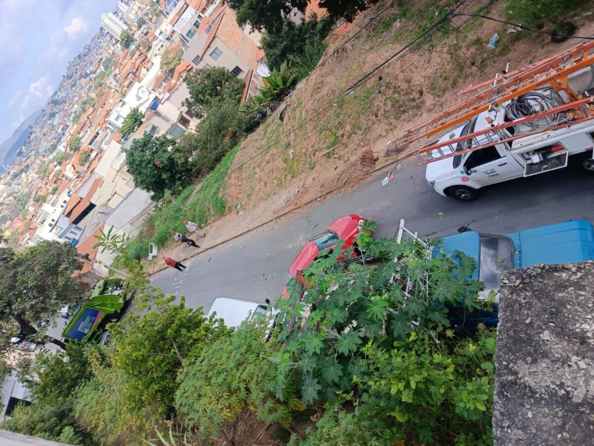 Caminhão de coleta bate em poste e deixa fiação caída no Barreiro