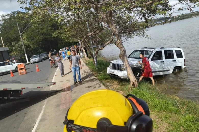 Lagoa Santa: Carro cai na lagoa central após motorista confundir os pedais
