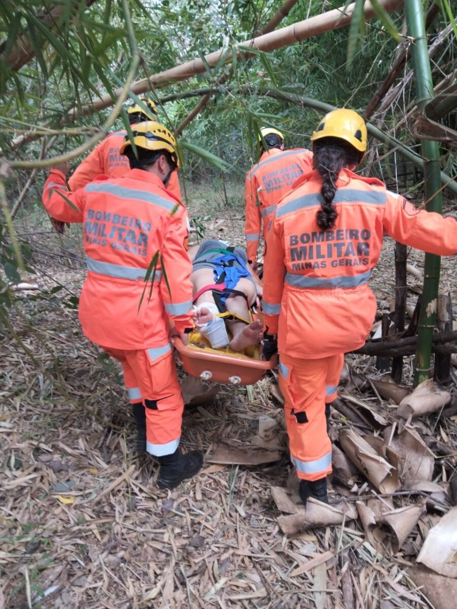 Bombeiros resgatam mulher ferida em área de difícil acesso às margens do Rio Tijuco