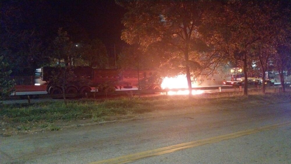 Carreta com produto tóxico tomba, pega fogo e causa 40 km de congestionamento na BR-381