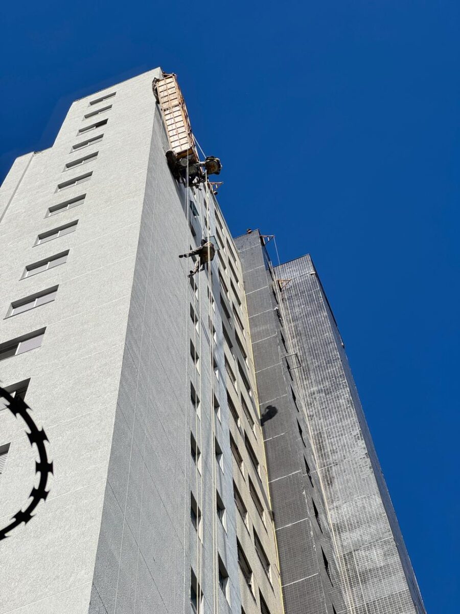 Trabalhadores ficam presos após cabo de andaime se romper em prédio de BH