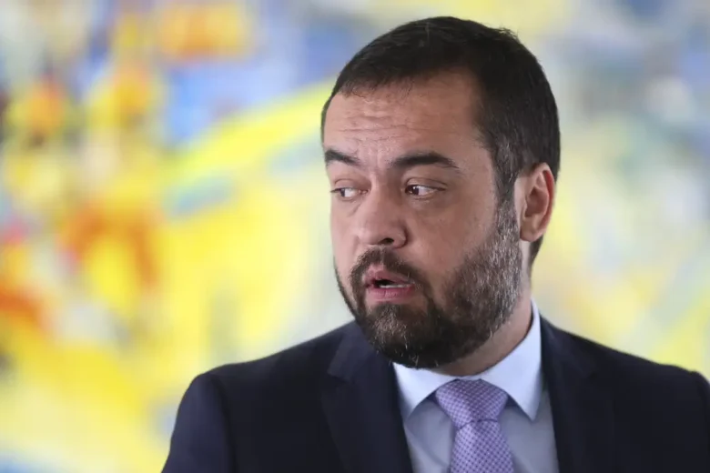 Polícia Federal cumpre mandado de busca e apreensão contra ex-governador Cláudio Castro