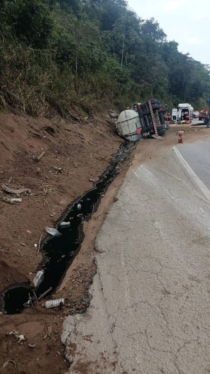 Vazamento de gasolina interdita BR-381 e motorista permanece preso às ferragens de carreta em Belo Oriente