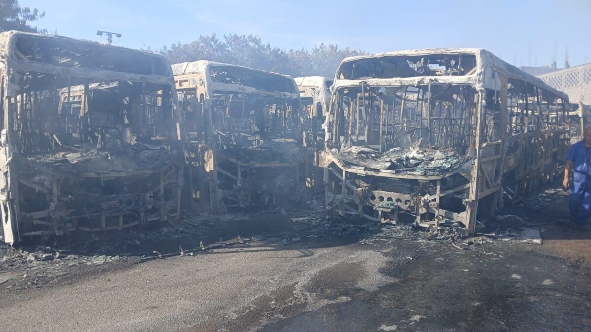 Incêndio de grandes proporções atinge garagem de ônibus em Belo Horizonte; assista ao vídeo