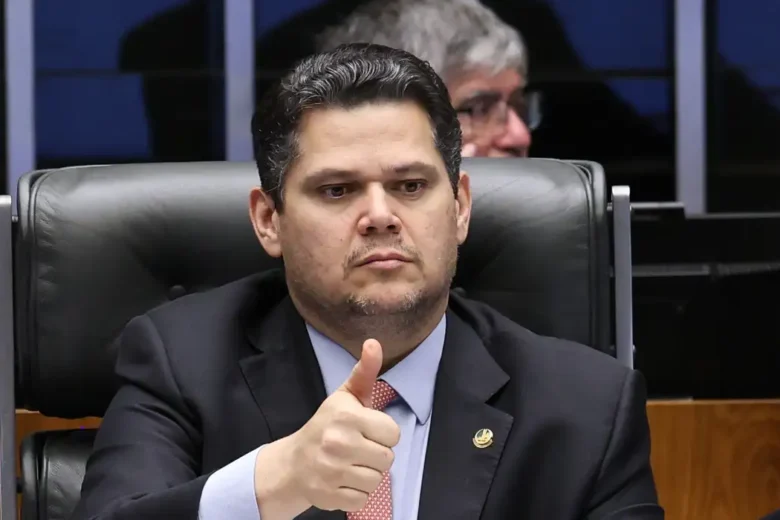 Proposta de delação de Vorcaro indicaria repasse   de R$ 153,5  milhões  a Alcolumbre, informa revista Veja