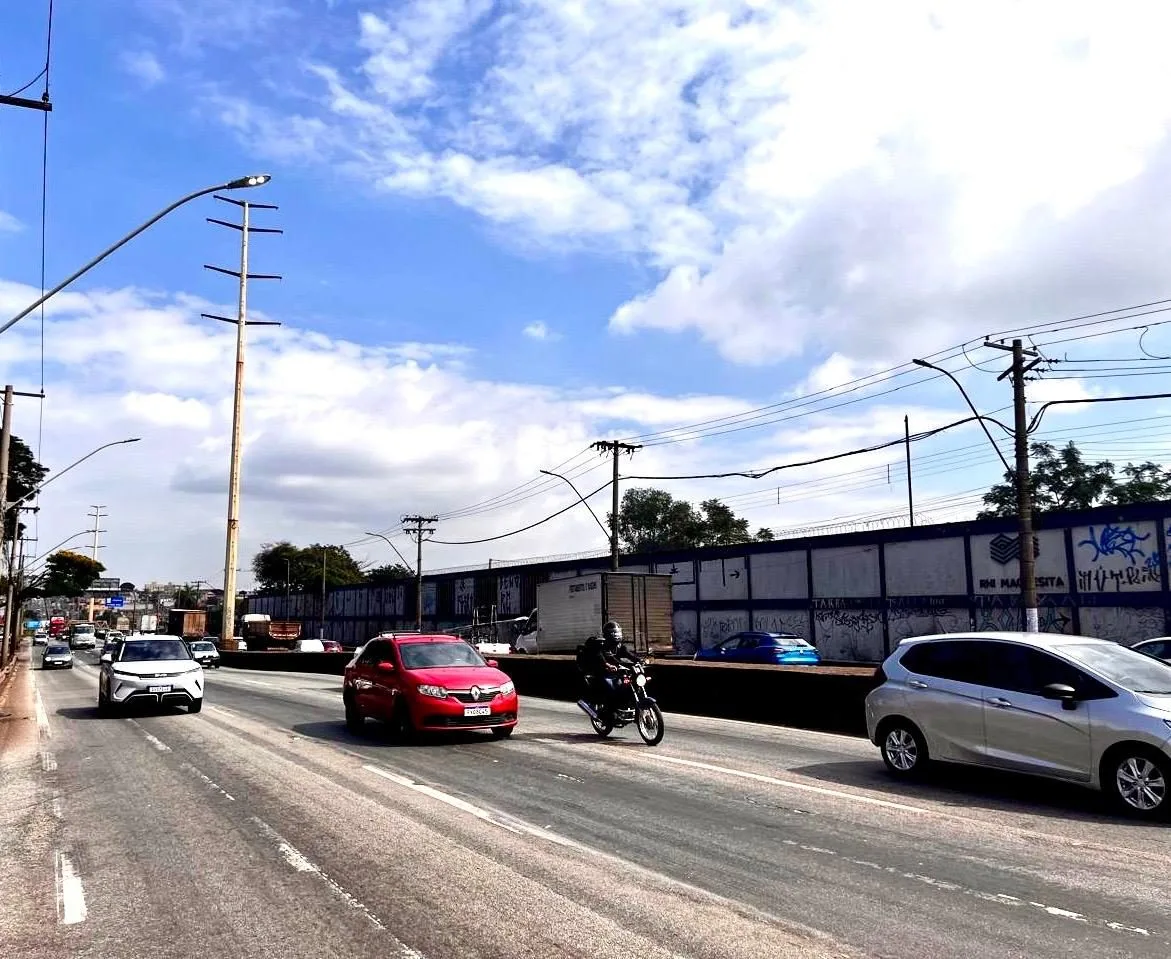 BR-381 terá interdições parciais em Contagem durante retirada de postes