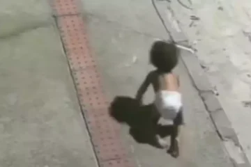 “Achei que era um cachorro”, diz motoboy que salvou bebê, de madrugada, no ES
