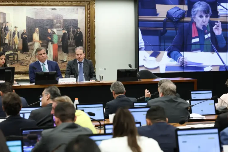 Comissão de Constituição e Justiça aprova PEC que reduz maioridade penal