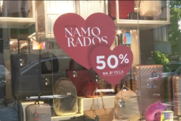 Consumidores priorizam presentes tradicionais e evitam gastos excessivos no Dia dos Namorados
