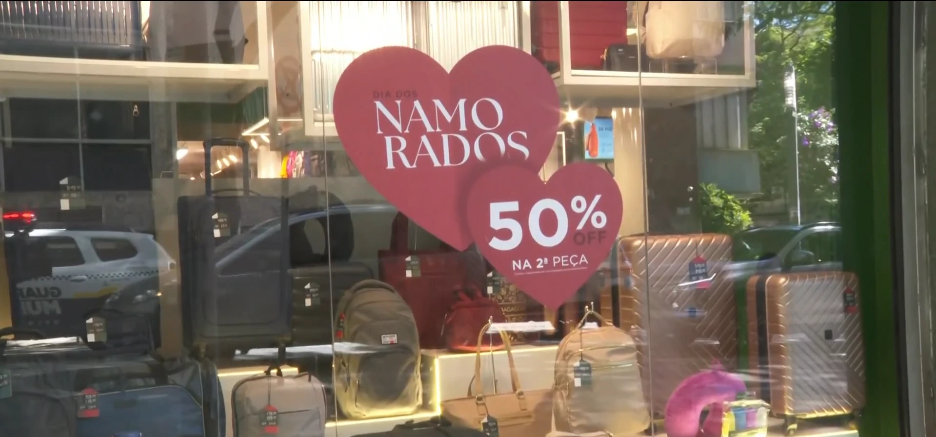 Consumidores priorizam presentes tradicionais e evitam gastos excessivos no Dia dos Namorados