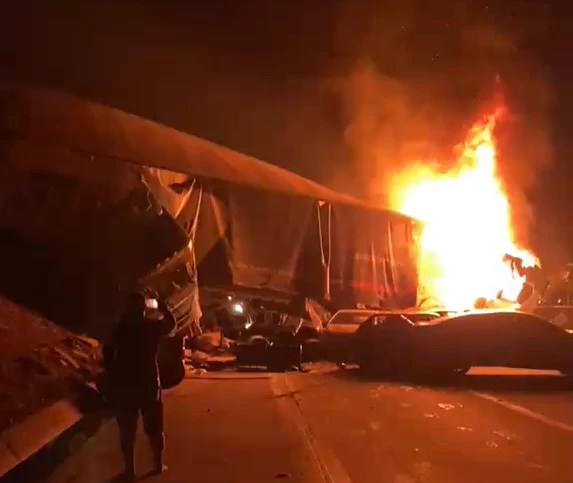 Acidente grave envolvendo caminhão e carros bloqueia totalmente a BR-381, em Bom Jesus do Amparo
