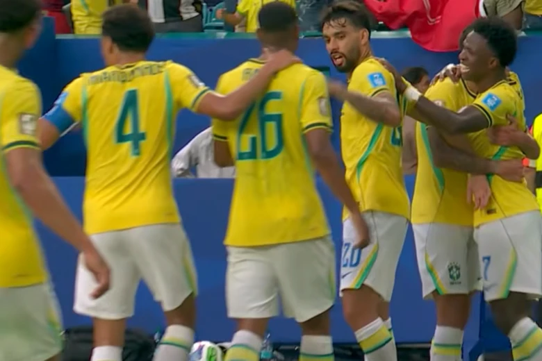 Brasil vence a Escócia por 3 a 0, garante liderança do Grupo C e avança na Copa do Mundo