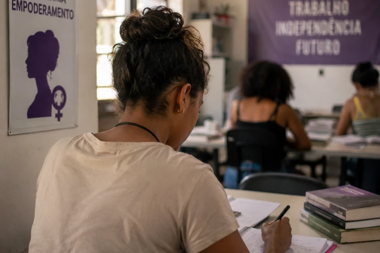 Nova lei prevê apoio a estudo e trabalho para mulheres vítimas de violência em Minas