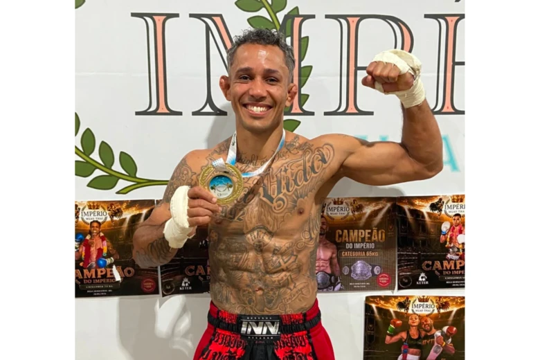 Jefferson “Liu” vence duelo entre itabiranos com nocaute no Império Muaythai, em Belo Horizonte
