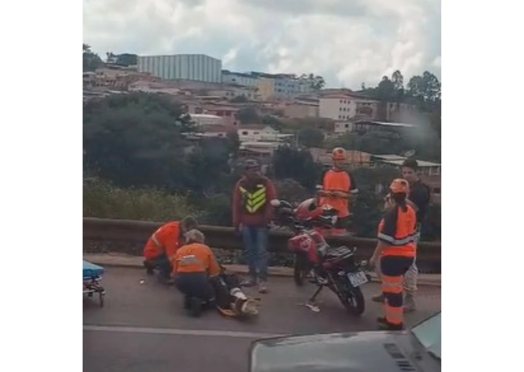 Colisão entre duas motos deixa mulher ferida na BR-381, em João Monlevade
