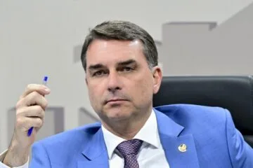 Flávio Bolsonaro defende classificação de milicianos como terroristas