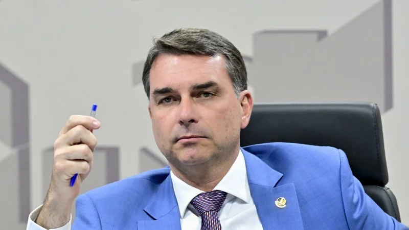 Flávio Bolsonaro defende classificação de milicianos como terroristas