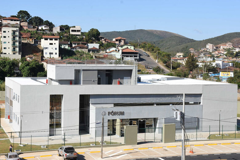Justiça manda Mariana garantir moradia digna a mãe e quatro filhos