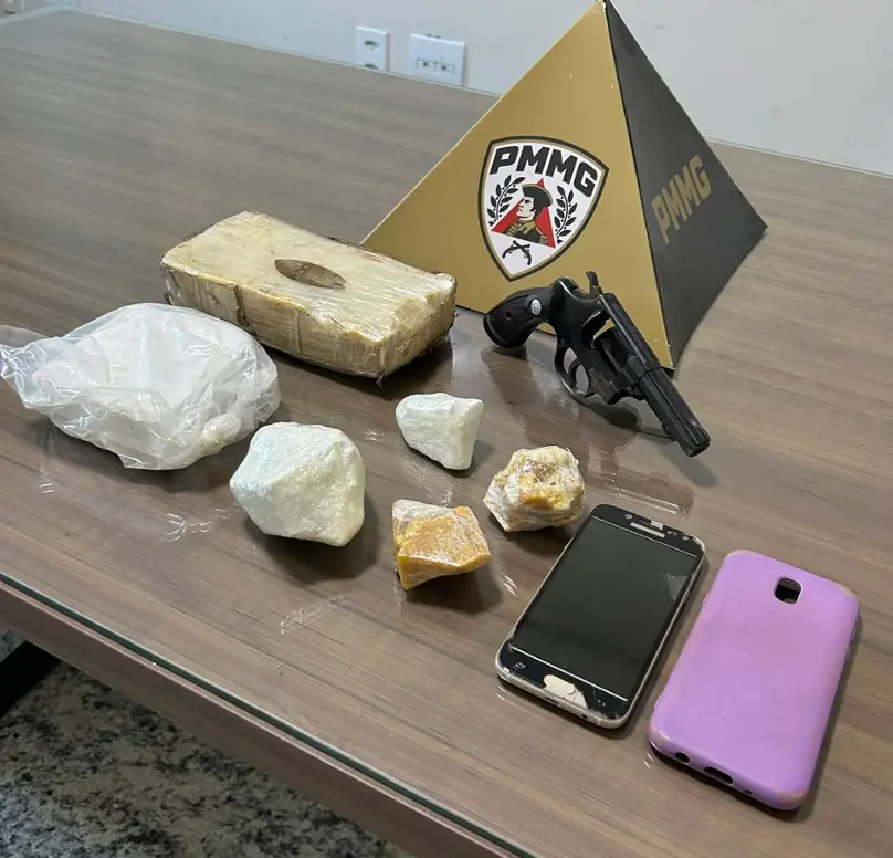 Mulher é presa com drogas escondidas em roupas de bebê