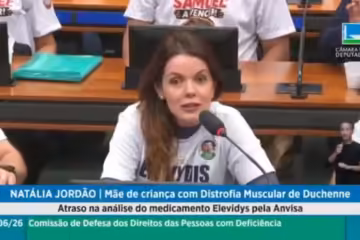 Mãe de menino com doença rara faz apelo em Brasília por remédio de R$ 17 milhões