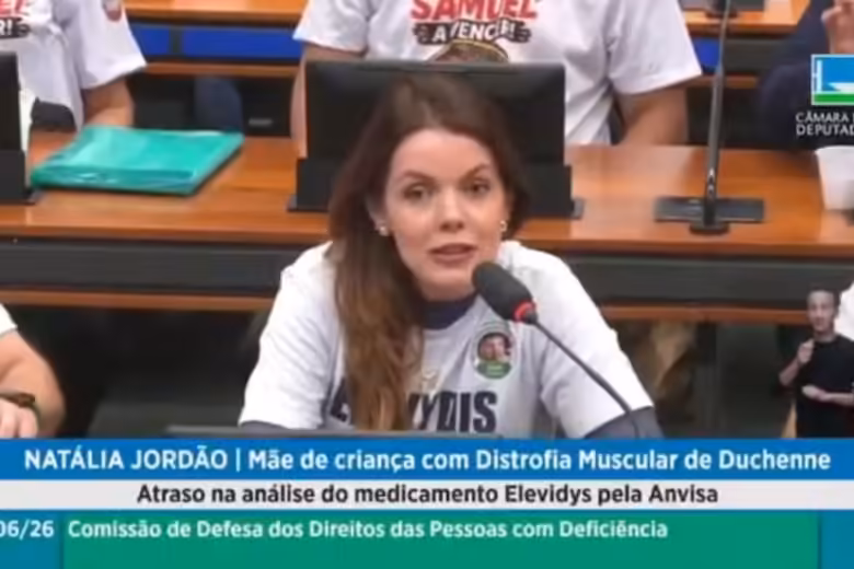 Mãe de menino com doença rara faz apelo em Brasília por remédio de R$ 17 milhões