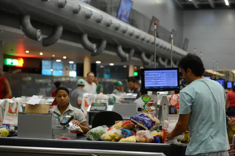 Fechamento de supermercados aos domingos começa a ser testado no Espírito Santo e Goiás