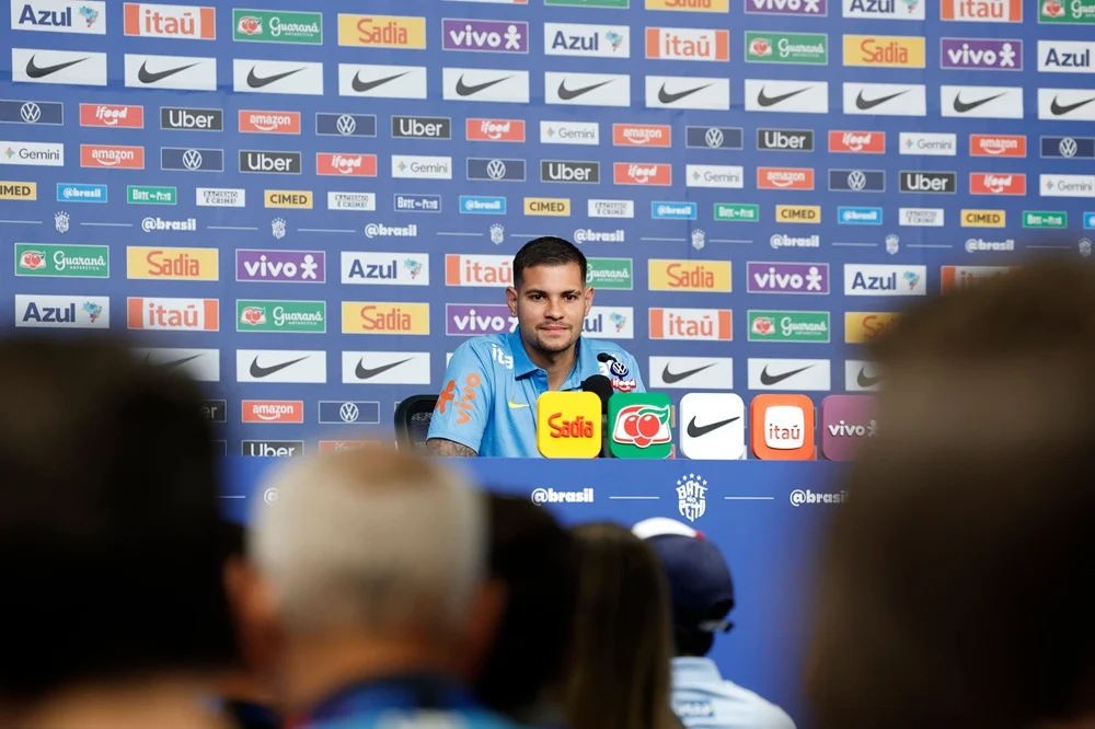 Bruno Guimarães sobre estreia na Copa do Mundo: "o primeiro passo é o mais importante"