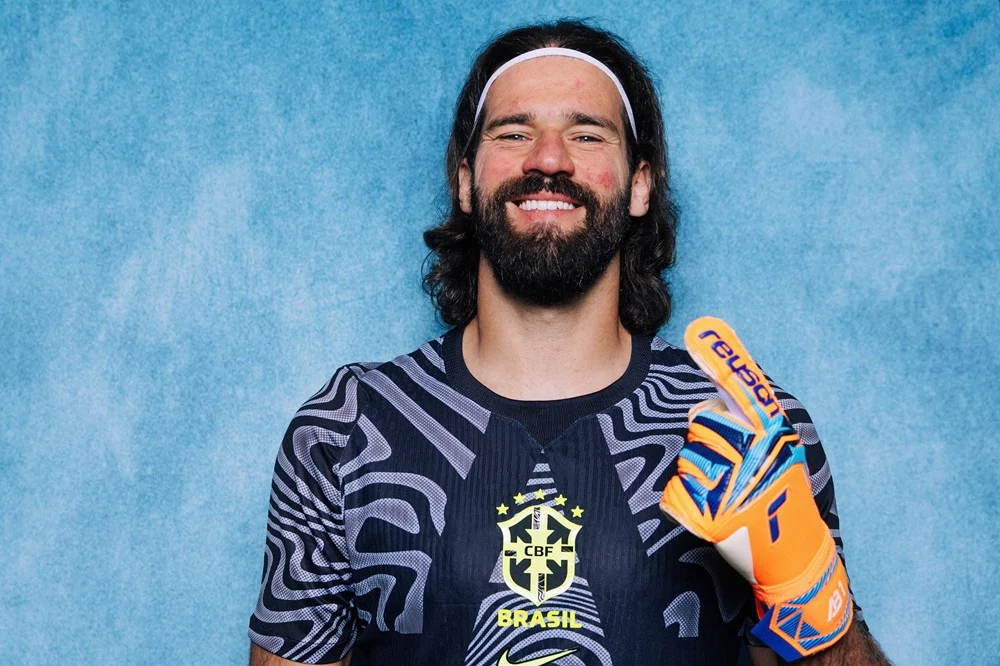 Alisson e Ederson entram para lista de goleiros brasileiros convocados para três Copas do Mundo