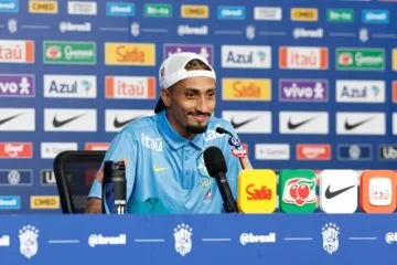 Raphinha elogia Ancelotti e busca evolução na Seleção Brasileira: “sei que posso fazer muito mais”