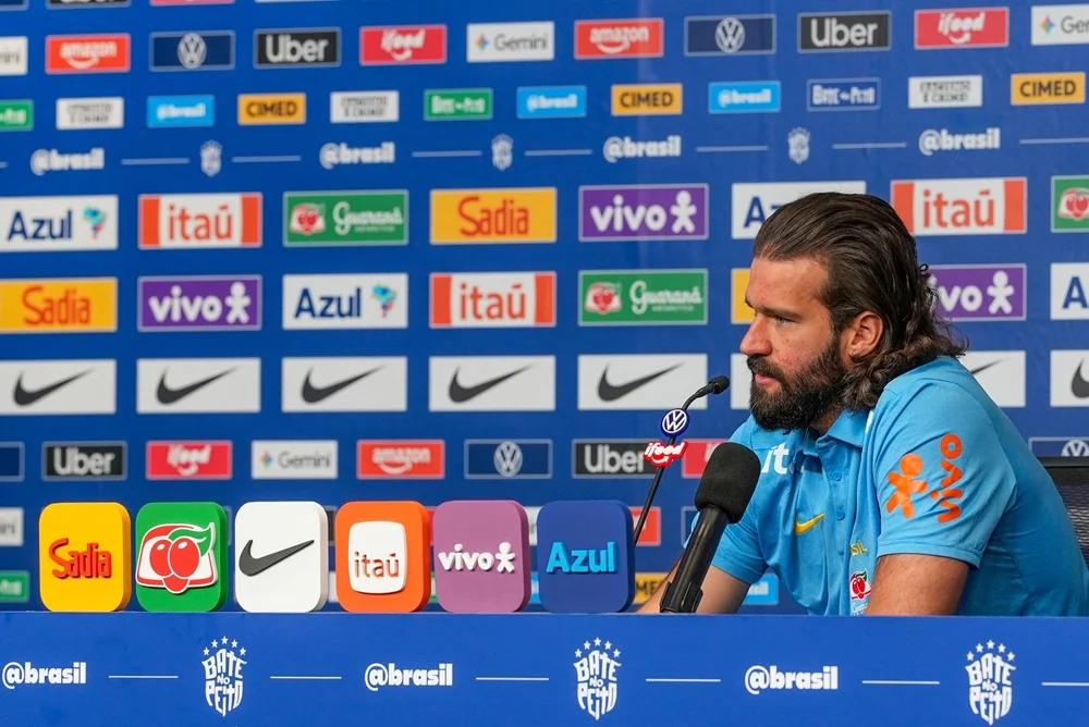 Alisson diz ser "um privilégio" trabalhar com Taffarel e comemora a disputa de sua 3ª Copa do Mundo: "uma honra"