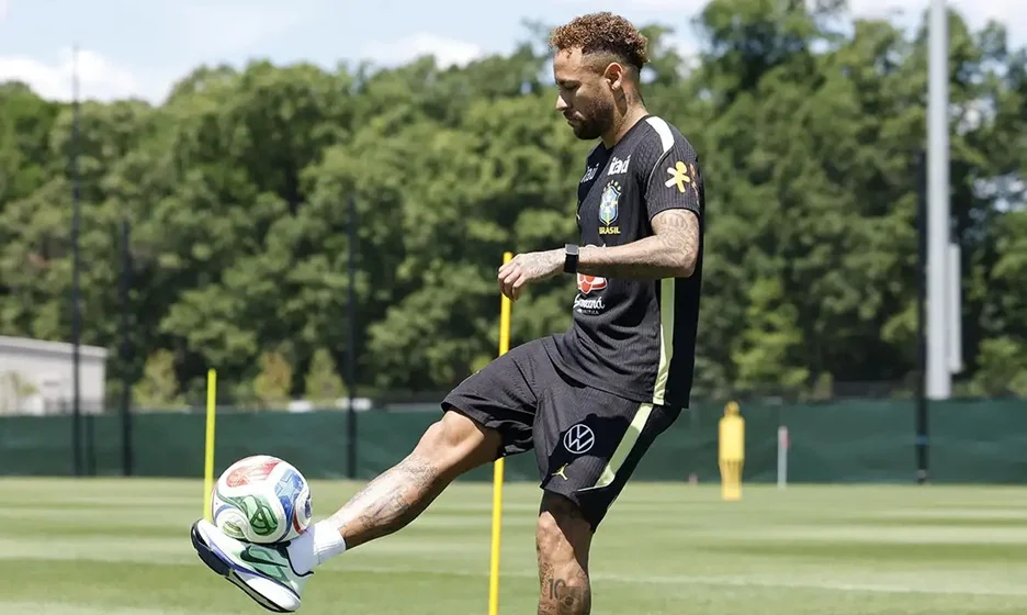 Neymar volta a treinar com a Seleção Brasileira a dois dias do jogo contra o Haiti