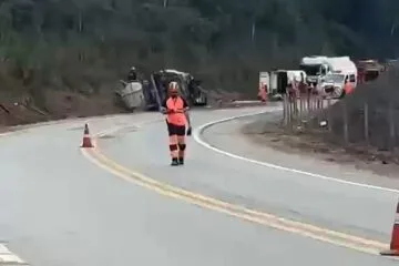 Carreta tomba e interdita BR-381 na manhã deste sábado, em Belo Oriente; não há previsão de liberação da pista