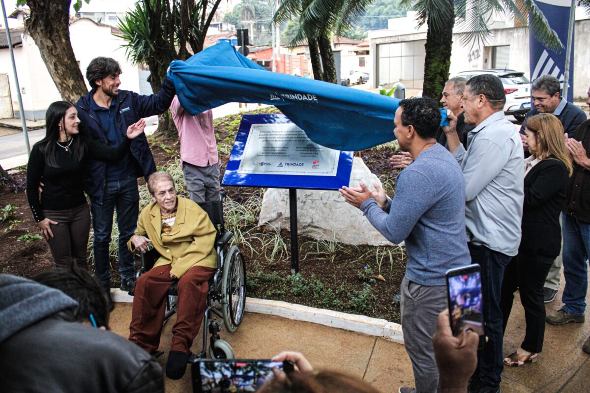 Barão de Cocais: praça Rondon Pacheco é reinaugurada com homenagens à ex-prefeita Cléria Maria Silva