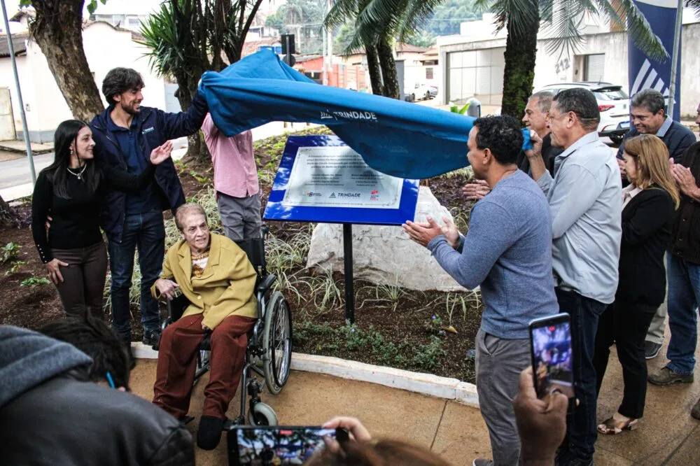 Barão de Cocais: praça Rondon Pacheco é reinaugurada com homenagens à ex-prefeita Cléria Maria Silva
