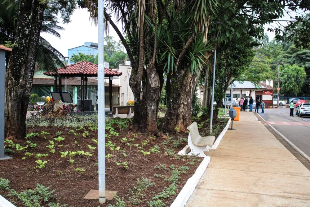 Barão de Cocais: praça Rondon Pacheco é reinaugurada com homenagens à ex-prefeita Cléria Maria Silva