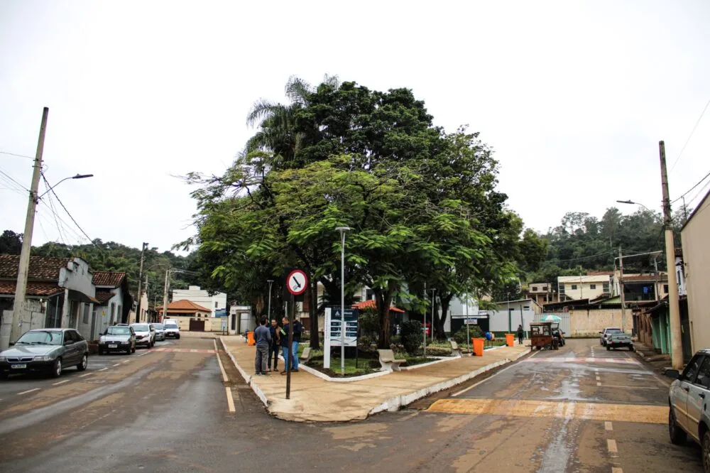 Barão de Cocais: praça Rondon Pacheco é reinaugurada com homenagens à ex-prefeita Cléria Maria Silva
