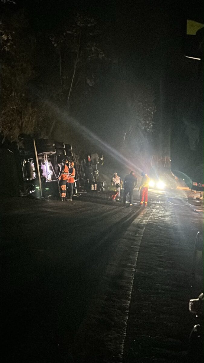 Transbordo da carga de gasolina é concluído e limpeza da BR-381 começa em Belo Oriente; pista segue interditada