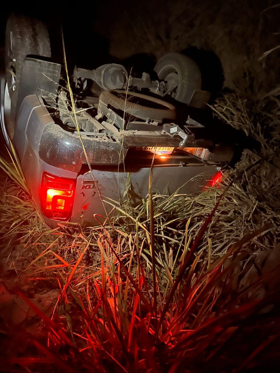 Nova Era: caminhonete com carretinha capota na MGC-120, em Capoeirana, e mobiliza equipes de resgate