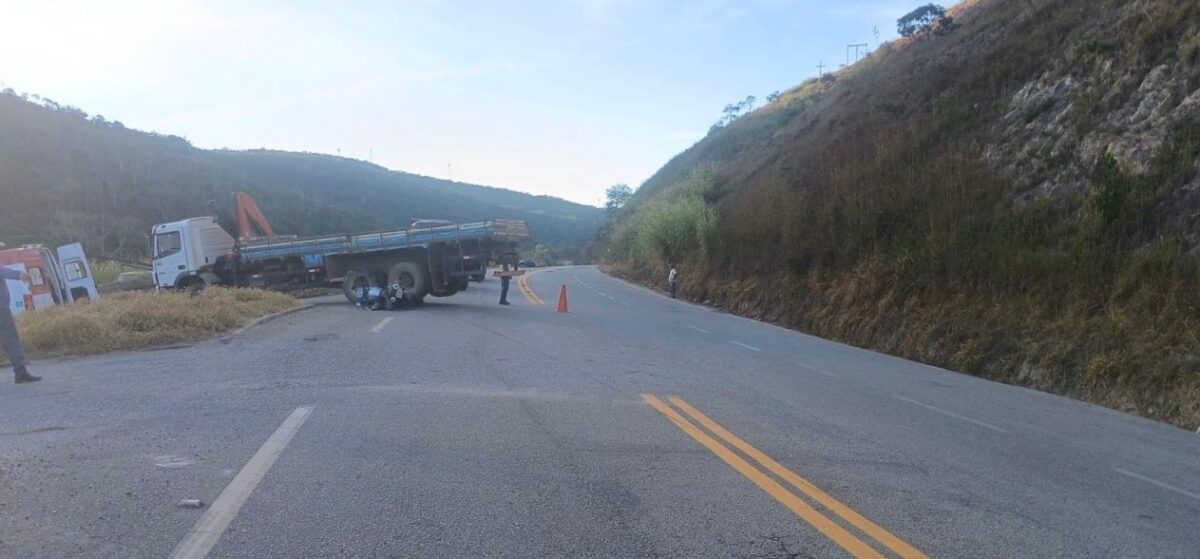 Motociclista fica ferido após bater em caminhão no entroncamento das rodovias MG-129 e MG-462, em Itabira