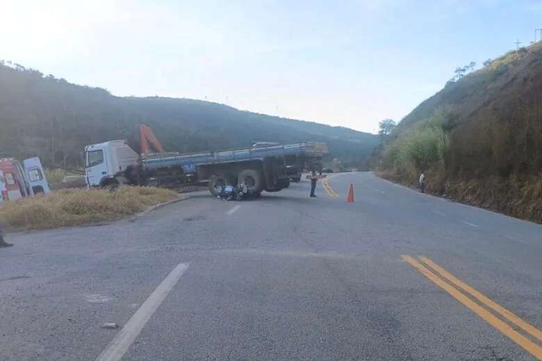 Motociclista fica ferido após bater em caminhão no entroncamento das rodovias MG-129 e MG-462, em Itabira