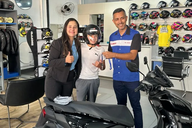 Adolescente sorteado em concurso realizado durante cavalgada recebe motocicleta 0 km